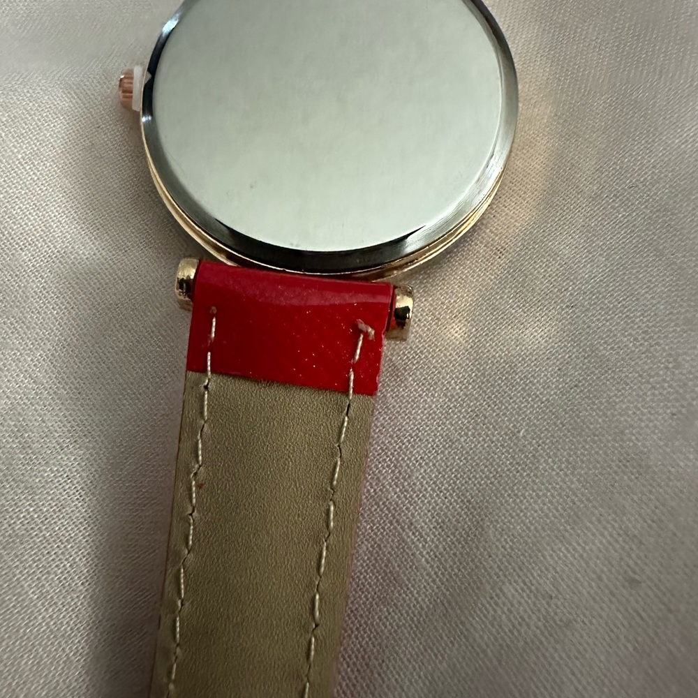 Red watch - Picture 2 of 6
